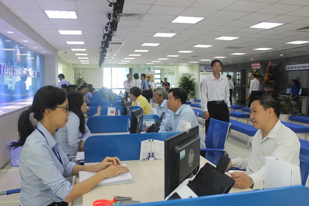     Các đại biểu tham quan Trung tâm hành chính công tỉnh Đồng Nai.