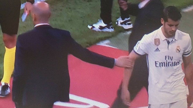 Morata từ chối bắt tay với Zinedine Zidane khi bị thay ra trong trận gặp Sevilla. (Nguồn: za.as.com)