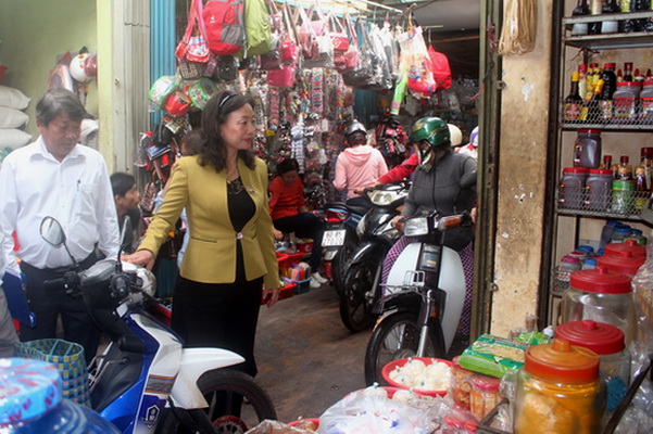 Đoàn giám sát của Ủy ban Mặt trận Tổ quốc tỉnh thị sát tại chợ Xuân Thanh trên địa bàn phường Xuân Thanh (TX. Long Khánh)