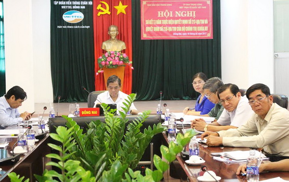đồng chí Huỳnh Văn Tới, Ủy viên Ban TVTU, Chủ tịch Ủy ban MTTQ tỉnh điều hành hội nghị.
