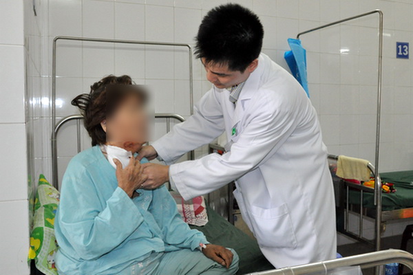 Bác sĩ Bác sĩ Bùi Văn Linh, Phó khoa Ngoại lồng ngực, Bệnh viện đa khoa Thống Nhất tái khám cho bệnh nhân Sương. Ảnh: Thảo Anh