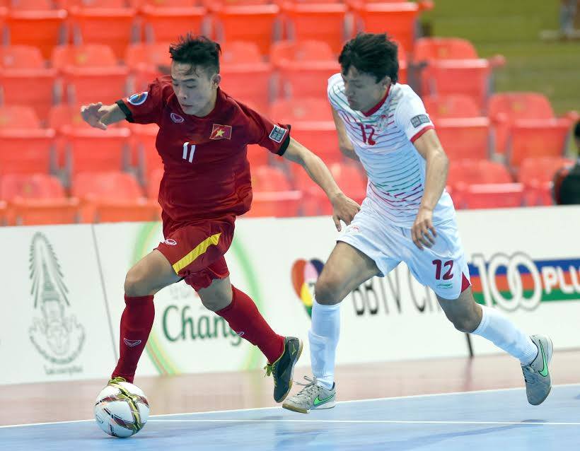 U.20 Futsal Việt Nam (áo đỏ) có khởi đầu tốt tại giải U.20 Futsal châu Á 2017.