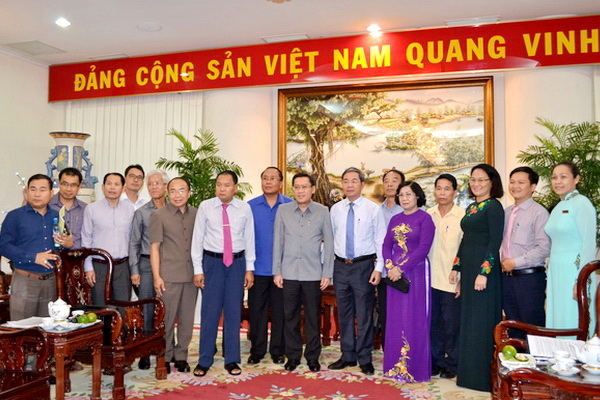 Đoàn cán bộ tỉnh Savanakhet chụp ảnh với lãnh đạo tỉnh Đồng Nai chiều 17-5.
