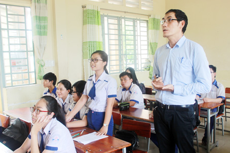 Thầy Hoàng Văn Tâm (Trường THPT Nguyễn Hữu Cảnh, TP.Biên Hòa) trong giờ dạy học môn Lịch sử.