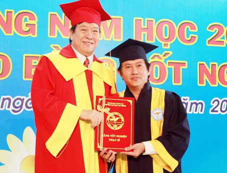 Nhà giáo nhân dân Đỗ Hữu Tài, Hiệu trưởng Trường đại học Lạc Hồng (trái), trao bằng tốt nghiệp thạc sĩ cho học viên.