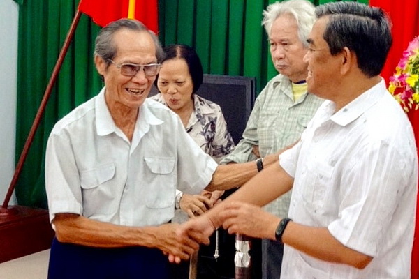 Chủ tịch Uỷ ban MTTQ tỉnh Huỳnh Văn Tới trao hỗ trợ cho nhân sĩ Vũ Văn Khả