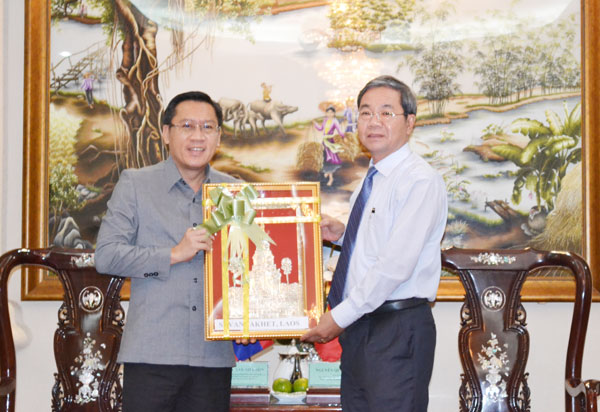 Đồng chí Phô-xay Xay-nhạ-sỏn (trái) tặng quà cho Phó chủ tịch UBND tỉnh Nguyễn Quốc Hùng