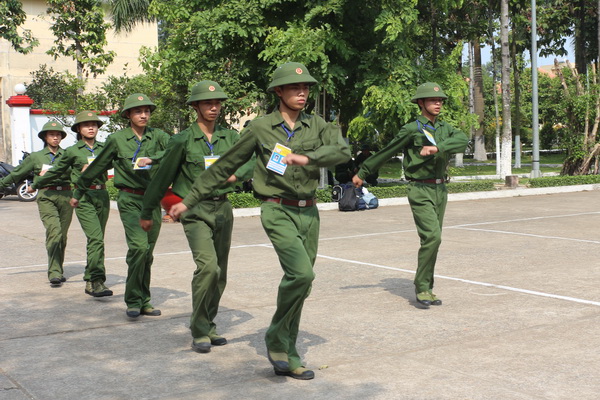 Học sinh các trường THPT thực hành thi môn điều lệnh đội ngũ cho Sở giáo dục & Đào tạo phối hợp với tỉnh Đồng Nai tổ chức