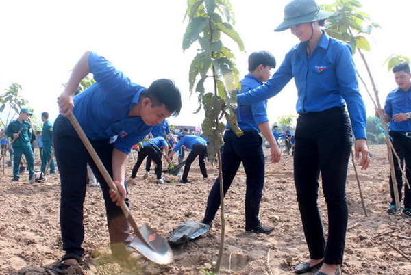 Đoàn viên, thanh niên ra quân trồng cây xanh tại Nghĩa trang liệt sĩ huyện Nhơn Trạch 