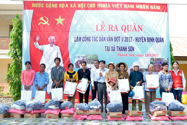 Lãnh đạo huyện Định Quán trao các phần quà tặng các gia đình chính sách, hộ dân nghèo xã Thanh Sơn tại buổi lễ (ảnh Lê Cầu).