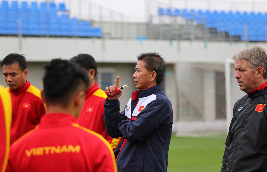 HLV Hoàng Anh Tuấn (phải) chỉ đạo các cầu thủ tại buổi tập đầu tiên tại TP.Cheonan, nơi đội thi đấu hai trận đầu tiên của bảng E.