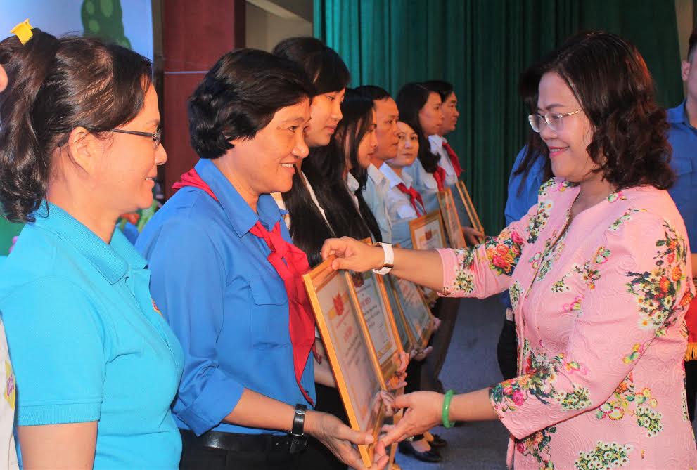 Phó chủ tịch UBND tỉnh Nguyễn Hòa Hiệp, Trưởng ban chỉ đạo hè tỉnh trao bằng khen của Tỉnh đoàn cho các tập thể đạt thành tích xuất sắc trong phong trào 