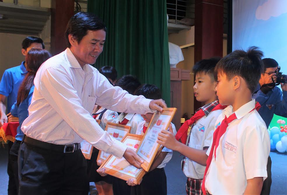 Ông Đinh Kim Tuấn, Phó tổng biên tập Báo Đồng Nai - thành viên Ban chỉ đạo hè tỉnh trao Bằng khen Tỉnh đoàn cho các em thiếu nhi đạt danh hiệu 