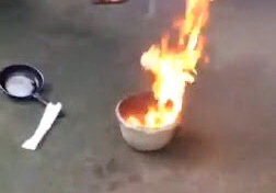 Nước giếng của một hộ dân ở ấp Phú Lâm 1, xã Phú Sơn, huyện Tân Phú khi châm lửa đốt thì bốc cháy nghi ngút. Ảnh cắt từ clip trên fanpage Người Đồng Nai