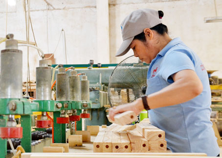 Chế biến gỗ xuất khẩu tại Công ty cổ phần gỗ Nhất Nam (phường An Bình, TP.Biên Hòa).
