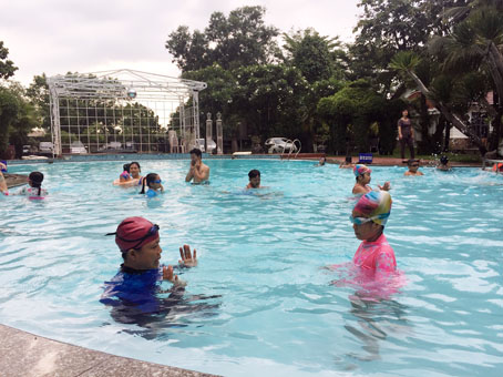 Trẻ em học bơi tại hồ bơi Ngọc Phát Riverside (phường Thống Nhất, TP.Biên Hòa). Ảnh: G.AN