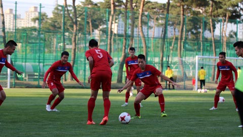 Hàng thủ với chiều cao tốt của U20 Việt Nam cần đứng vững trước các đợt công thành của đối thủ trước khi nghĩ đến chuyện ghi bàn