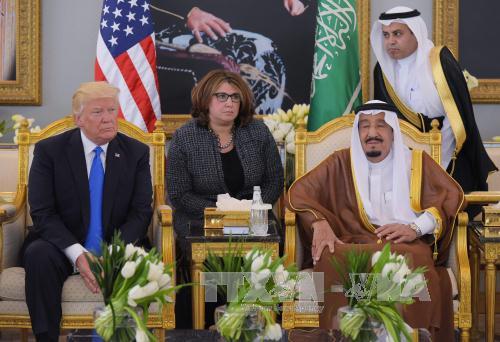 Quốc vương Saudi Arabia Salman (phải) tiếp Tổng thống Mỹ Donald Trump (trái) tại Riyadh ngày 20/5. Ảnh: AFP/TTXVN
