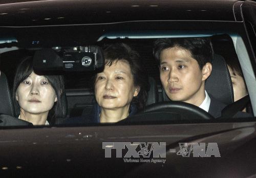 Cựu Tổng thống Hàn Quốc Park Geun-hye (giữa) được áp giải tới nơi tạm giam sau khi rời khỏi Văn phòng Công tố quận Seoul. Ảnh: THX/TTXVN