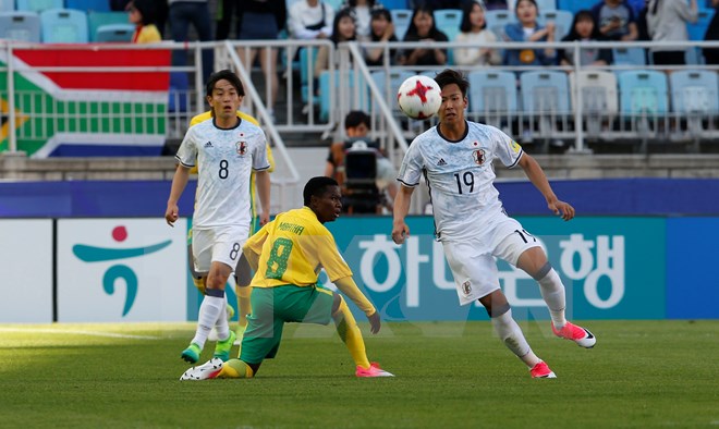 Pha tranh bóng giữa cầu thủ Kakeru Funaki (phải) của Nhật Bản với Sibongakonke Mbatha (trái) của Nam Phi trong trận đấu. (Nguồn: EPA/TTXVN)