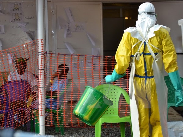 Bệnh nhân nhiễm Ebola điều trị tại trung tâm y tế Nongo ở Conakry ngày 21/8/2015. (Nguồn: AFP/TTXVN)