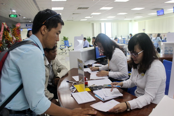 Người dân làm thủ tục cấp đổi giấy phép lái xe tại Trung tâm hành chính công tỉnh Đồng Nai. Ảnh: Ngọc Thư.