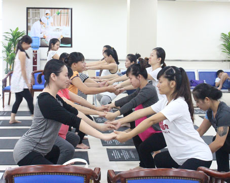 Các thai phụ tham gia tập yoga tại Bệnh viện quốc tế Hoàn Mỹ Đồng Nai. Ảnh: A.An