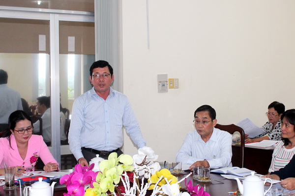 Ông Phạm Minh Phước, Phó chủ tịch UBND huyện giải trình them một số thông tin cho đoàn giám sát