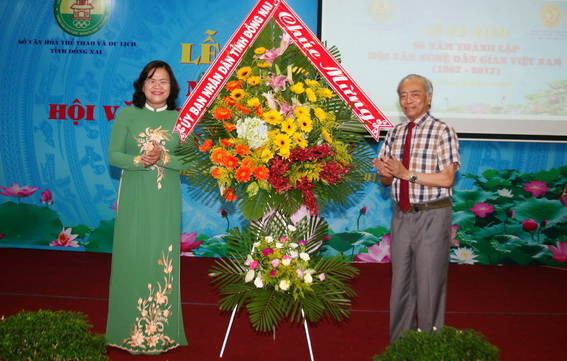 Phó chủ tịch UBND tỉnh Nguyễn Hòa Hiệp tặng lẵng hoa chúc mừng của UBND tỉnh nhân kỷ niệm 50 năm thành lập Hội Văn nghệ dân gian Việt Nam.