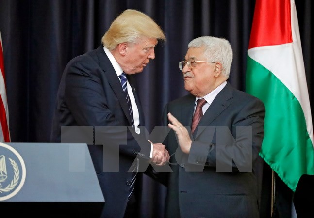 Tổng thống Mỹ Donald Trump (trái) và người đồng cấp Palestine Mahmoud Abbas (phải) . (Nguồn: AFP/TTXVN)