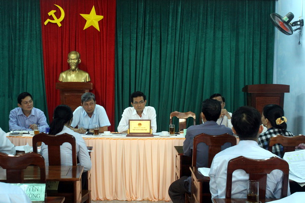 Phó chủ tịch UBND tỉnh Võ Văn Chánh chủ trì buổi đối thoại. 