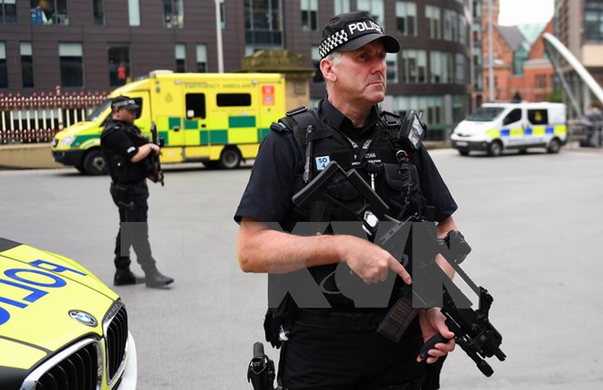 Cảnh sát vũ trang Anh tuần tra tại Manchester, Anh 24/5. (Nguồn: EPA/TTXVN)