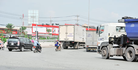 Tại nút giao ngã tư Vũng Tàu, xe máy vẫn đi chung làn với ô tô ra quốc lộ 51 nên dễ xung đột, mất an toàn giao thông.