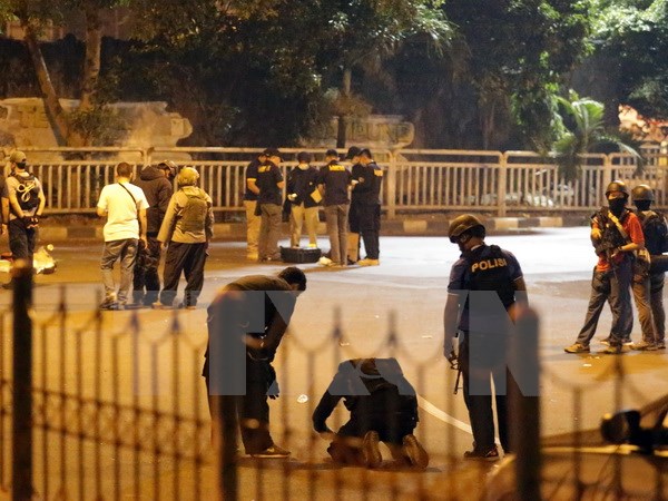 Cảnh sát Indonesia điều tra tại hiện trường vụ nổ. (Nguồn: EPA/TTXVN)