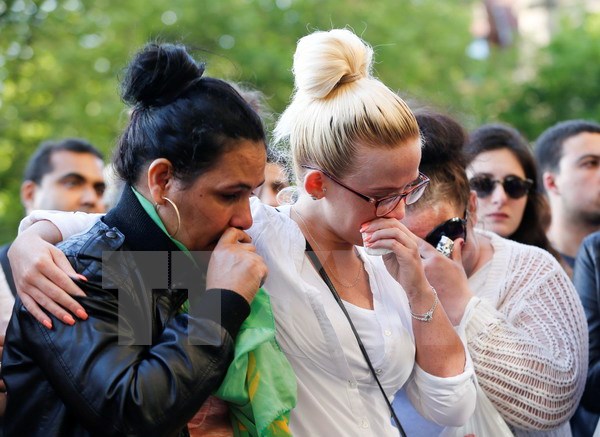Người dân tham dự lễ tưởng niệm các nạn nhân vụ tấn công khủng bố ở Manchester. (Nguồn: THX/TTXVN)