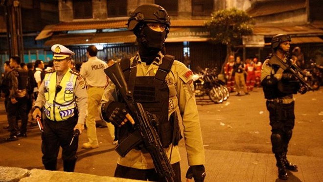 Cảnh sát có mặt tại hiện trường vụ nổ. (Nguồn: aljazeera.com)