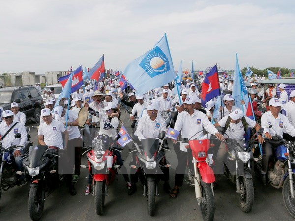 Những người ủng hộ tham gia chiến dịch vận động tranh cử ở Phnom Penh, Campuchia ngày 20/5. (Nguồn: EPA/TTXVN)