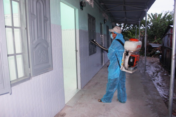 Cộng tác viên y tế xã Hiệp Phước phun hóa chất diện muỗi tại một khu nhà trọ ở xã Hiệp Phước (huyện Nhơn Trạch)