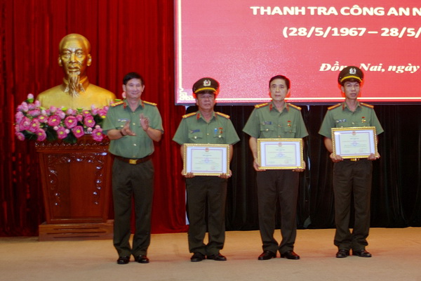     Đại tá Huỳnh Tiến Mạnh trao kỷ niệm chương của Tổng Thanh tra chính phủ cho 3 đồng chí Công an tỉnh vì có nhiều đóng góp tích cực vào sự nghiệp xây dựng phát triển ngành Thanh tra