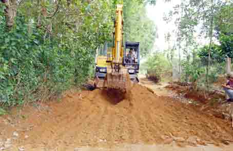 Một tuyến đường nông thôn đang được xây dựng, góp phần tạo thuận lợi trong việc đi lại của người dân xã Sông Nhạn.