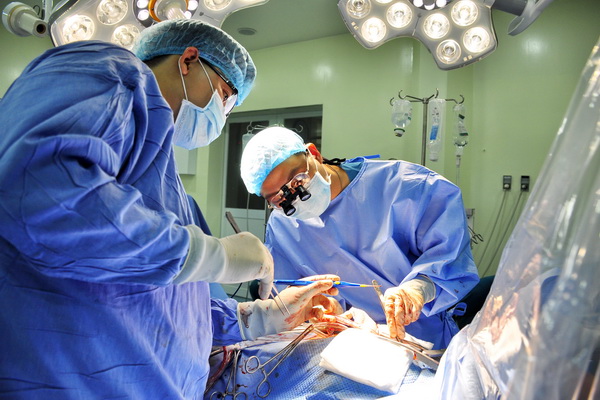 Bác sĩ Đỗ Trung Dũng, Khoa Hồi sức - phẫu thuật tim Bệnh viện đa khoa Thống Nhất (bên phải) phẫu thuật cho bệnh nhân Nguyễn Thị Hợi ngày 24-5.