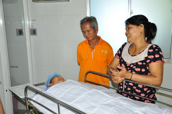 Người thân của bệnh nhân Nguyễn Thị Hợi thăm hỏi, động viên trước khi vào phòng cách ly.