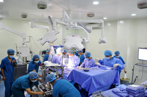 Để thực hiện ca phẫu thuật, 34 y bác sĩ của 3 ê-kíp: gây mê, phẫu thuật, chạy máy tuần hoàn ngoài cơ thể đòi hỏi phải phối hợp nhịp nhàng, chính xác.
