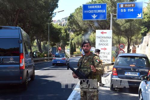 Binh sĩ Italy thắt chặt an ninh tại lối vào thành phố Taormina ở Sicily, Italy
