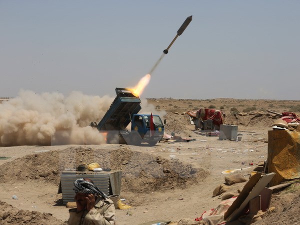 Các lực lượng Iraq bắn rocket vào thành trì của IS ở khu vực Khalidiya, tỉnh Anbar. (Ảnh: AFP/TTXVN)