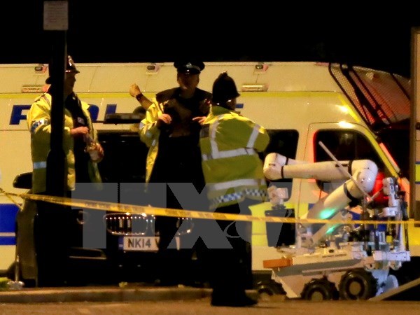 Lực lượng chống khủng bố Anh điều tra tại hiện trường vụ nổ ở sân vận động Manchester ngày 23/5. (Nguồn: EPA/TTXVN)