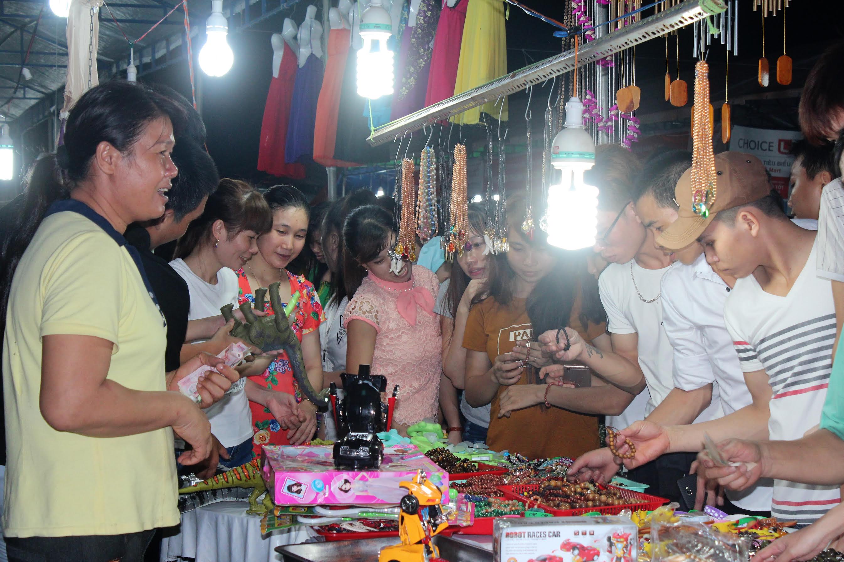 Rất đông thanh niên công nhân tham gia mua hàng tại ngày hội