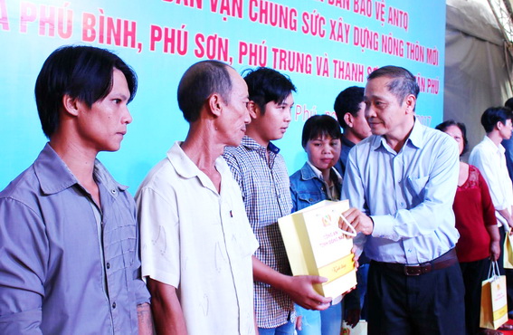 Tổng Biên tập Báo Đồng Nai Trần Huy Thanh, thành viên Quỹ Doanh nhân với ANTT trao vốn cho người hoàn lương