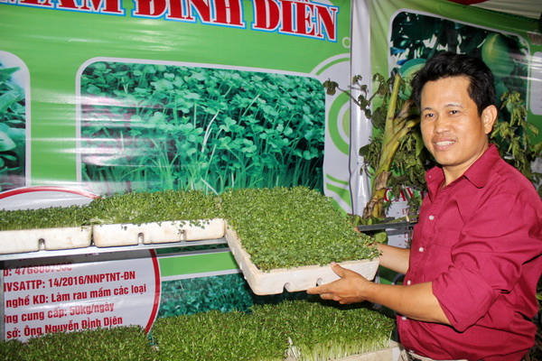 Ông Nguyễn Đình Biên giới thiệu sản phẩm rau mầm của cơ sở.