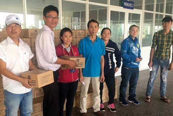 Ông Lê Nhật Trường, Bí thư Chi bộ, Chủ tịch Công đoàn cơ sở Công ty TNHH Pousung Việt Nam (thứ 2 từ trái qua) tặng quà nhân dịp sinh nhật của công nhân. Ảnh: H. Dung